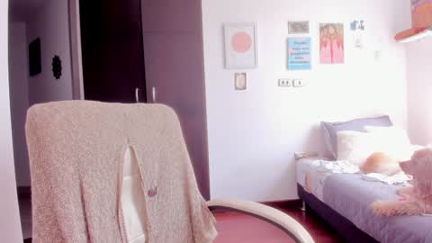 Giggles  online show from December 10, 4:38 pm