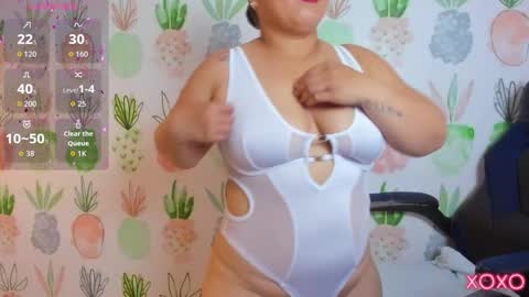 L I N D A online show from October 30, 8:54 pm