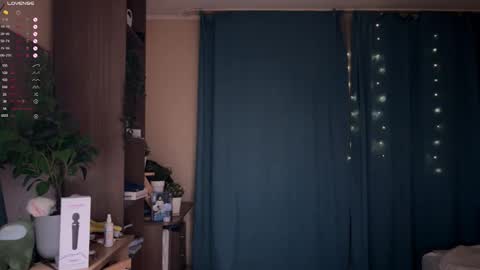 -Lisa- Help me to reach 100 thumbs up3 online show from March 3, 10:27 pm