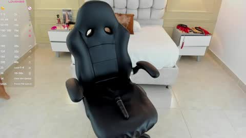  L I S A P A L M E R  online show from April 16, 9:39 pm