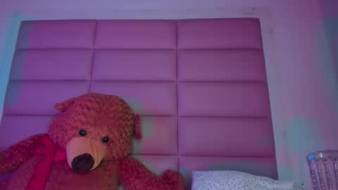 littlee_emma_ online show from December 22, 3:31 am