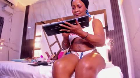 Lola online show from November 11, 11:40 am