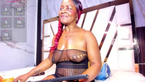 Lola online show from April 10, 4:57 pm