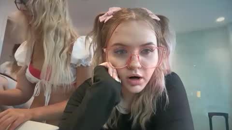 lolafae12 online show from March 12, 7:05 pm