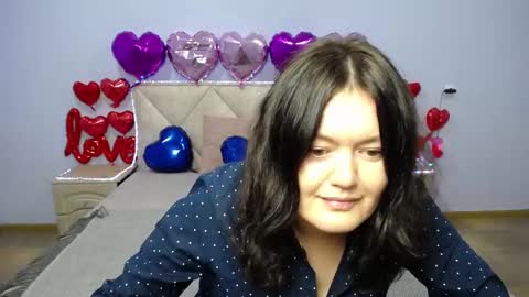 lolahikls online show from February 21, 1:44 pm