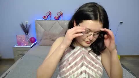 lolahikls online show from January 24, 2:30 pm