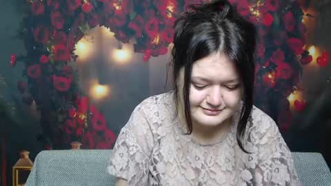 lolahikls online show from February 20, 7:45 am