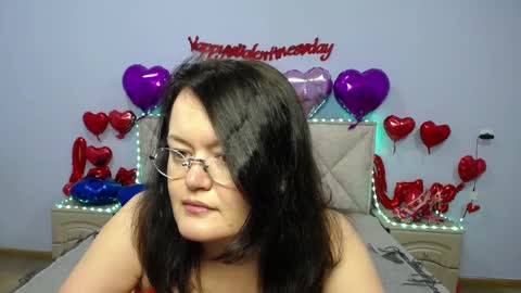 lolahikls online show from February 17, 7:04 am