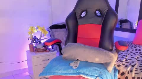 Jennifer  online show from January 6, 6:00 pm