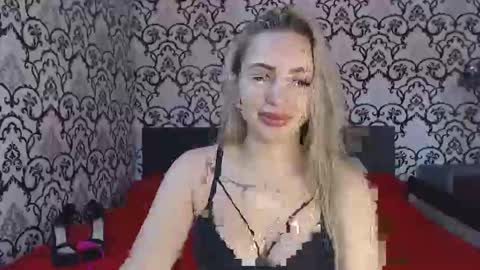 Snapshot of lorasinclare chatting on October 22, 9:03 am Queen LoraSinClare online show from October 22, 9:03 am