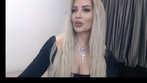 Snapshot of lovelyblondyxxx chatting on February 11, 11:12 pm PrAllinXXXa online show from February 11, 11:12 pm