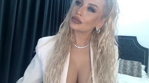 Snapshot of lovelyblondyxxx chatting on December 12, 11:03 pm PrAllinXXXa online show from December 12, 11:03 pm