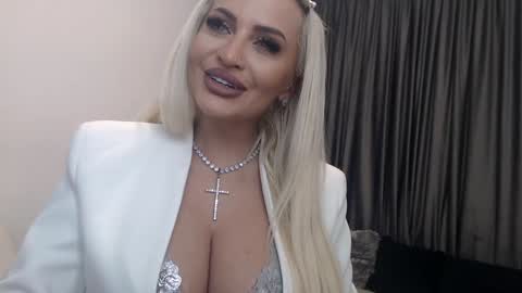 Snapshot of lovelyblondyxxx chatting on January 15, 11:19 pm PrAllinXXXa online show from January 15, 11:19 pm