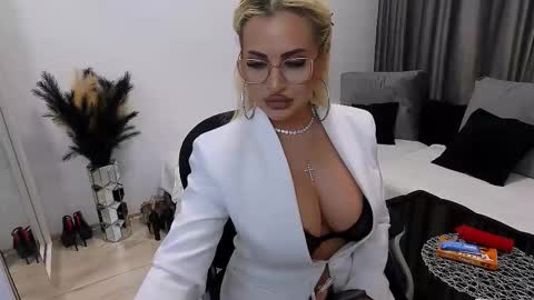 Snapshot of lovelyblondyxxx chatting on October 28, 12:16 am PrAllinXXXa online show from October 28, 12:16 am