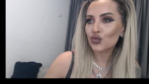 Snapshot of lovelyblondyxxx chatting on February 23, 10:38 pm PrAllinXXXa online show from February 23, 10:38 pm