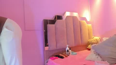 L O V E  online show from November 20, 12:28 pm