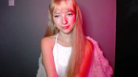 Snapshot of luciacam20 chatting on September 12, 6:25 am Lucy online show from September 12, 6:25 am
