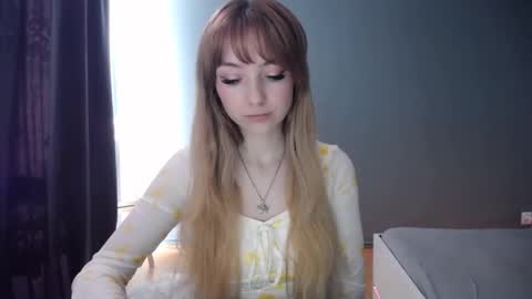 Snapshot of luciacam20 chatting on February 21, 9:34 am Lucy online show from February 21, 9:34 am