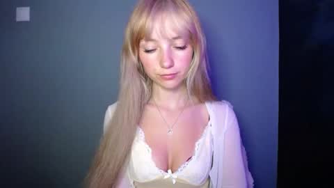 Snapshot of luciacam20 chatting on September 14, 6:33 am Lucy online show from September 14, 6:33 am