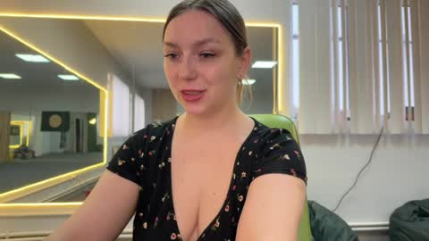 lucky_foryou_baby online show from April 18, 9:34 am