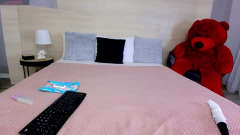 Mia online show from March 5, 8:01 pm