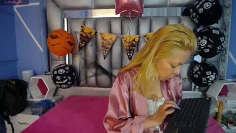 Snapshot of lucy_ny chatting on October 22, 2:33 pm SleepyAbuela online show from October 22, 2:33 pm