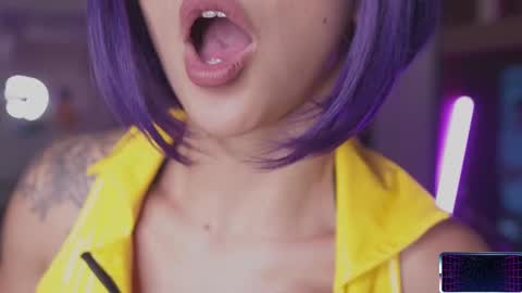 Snapshot of lucyallenx chatting on December 8, 4:25 am Lucy Alien online show from December 8, 4:25 am