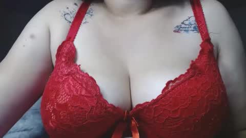 Snapshot of lumi_84 chatting on January 19, 1:43 am LUMI online show from January 19, 1:43 am