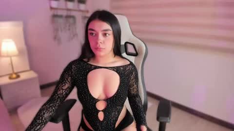 lummii_ online show from April 1, 7:22 pm