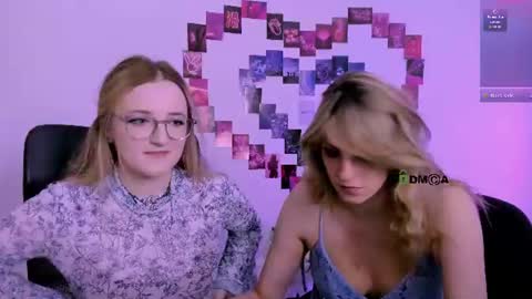 luna_berryy online show from June 13, 7:00 pm