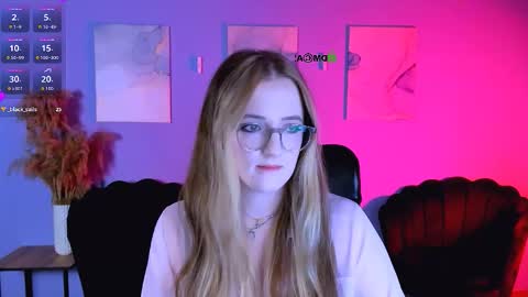 luna_berryy online show from March 7, 8:27 pm