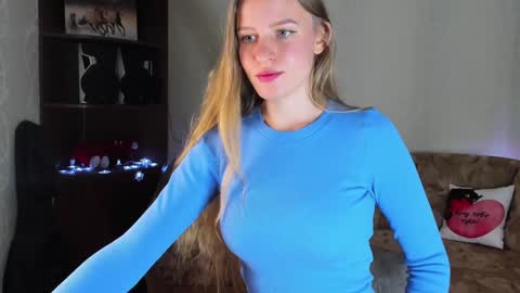 Snapshot of luna_evan chatting on December 6, 7:10 am luna_evan online show from December 6, 7:10 am