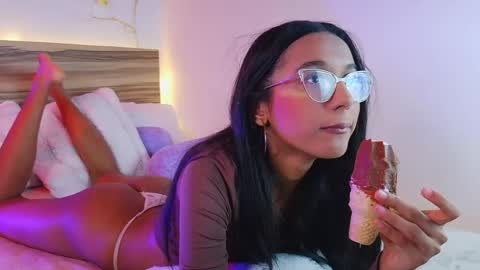 luna_valen online show from May 30, 4:54 am