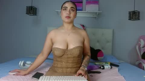 lunaaitana online show from November 22, 5:54 am