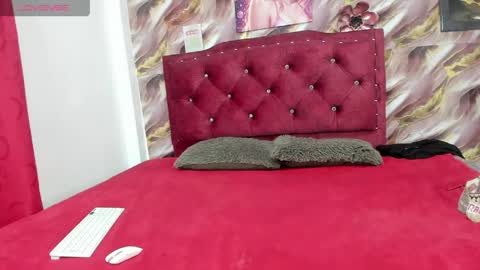 lunaawhitee online show from April 28, 3:10 am