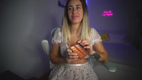 Laura online show from November 9, 9:44 pm