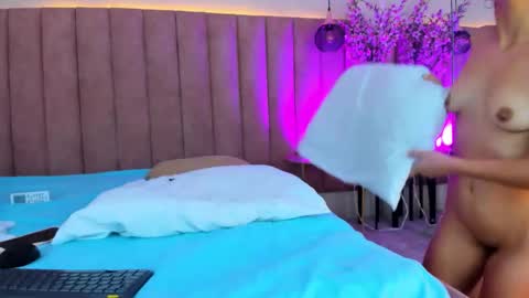 lunataylor_ online show from November 10, 2:45 pm