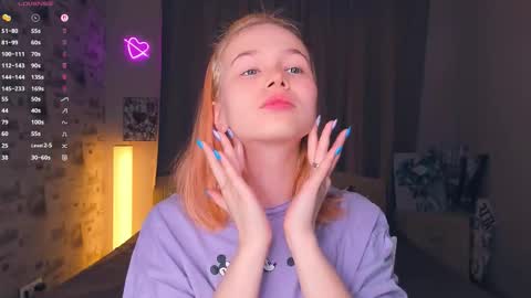 Cozy Lynns room online show from February 19, 8:14 am