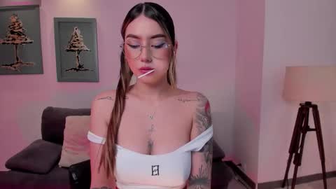 Maddi Collins online show from November 14, 8:53 pm