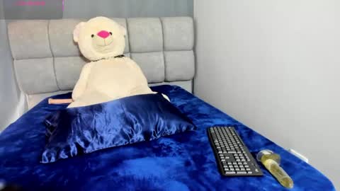 magical_muse122 online show from April 13, 9:37 pm