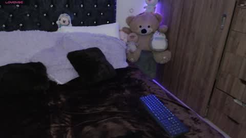 Snapshot of maiaa_evans chatting on December 28, 12:26 am    t  online show from December 28, 12:26 am