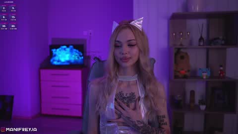 Snapshot of manifreyja chatting on December 19, 10:53 pm Amelie online show from December 19, 10:53 pm