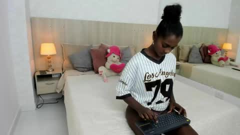 Mara Sinclair online show from June 2, 7:26 pm