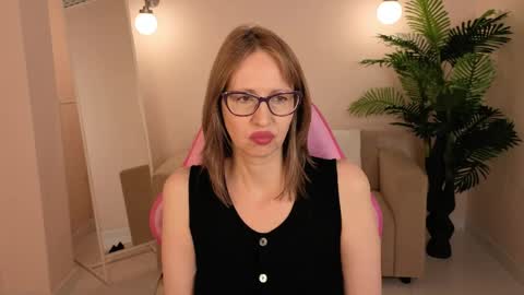 margo_robbbie online show from April 9, 6:19 am