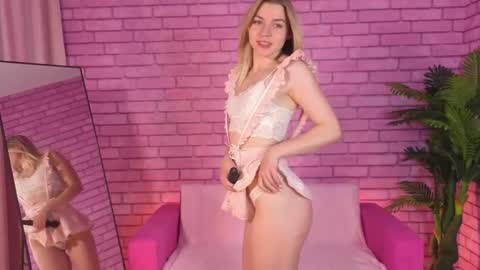 Snapshot of margo_robbbie chatting on October 23, 1:55 am margo_robbbie online show from October 23, 1:55 am