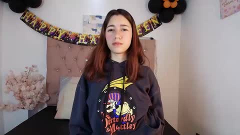 Snapshot of marinette_lux chatting on October 23, 1:06 pm marinette online show from October 23, 1:06 pm