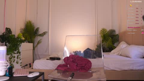 Caroline  qeeentease - ints qeentease - twitter online show from February 7, 9:57 am