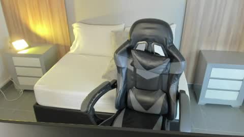 M A R Y L I N online show from April 18, 7:58 pm