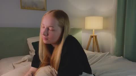 Laura online show from December 5, 1:38 am