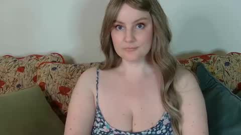 Snapshot of mathilde_solveig chatting on February 14, 6:08 pm mathilde_solveig online show from February 14, 6:08 pm